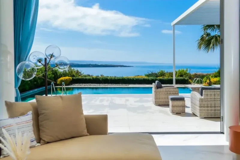 Helles Wohnzimmer mit Blick auf das Meer