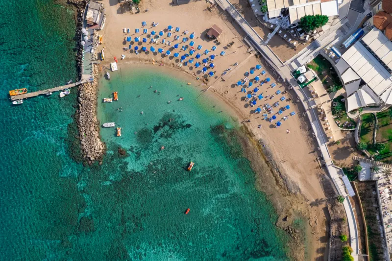 Strand mit Schirmen in Protaras, Ferienvermietung an der Küste