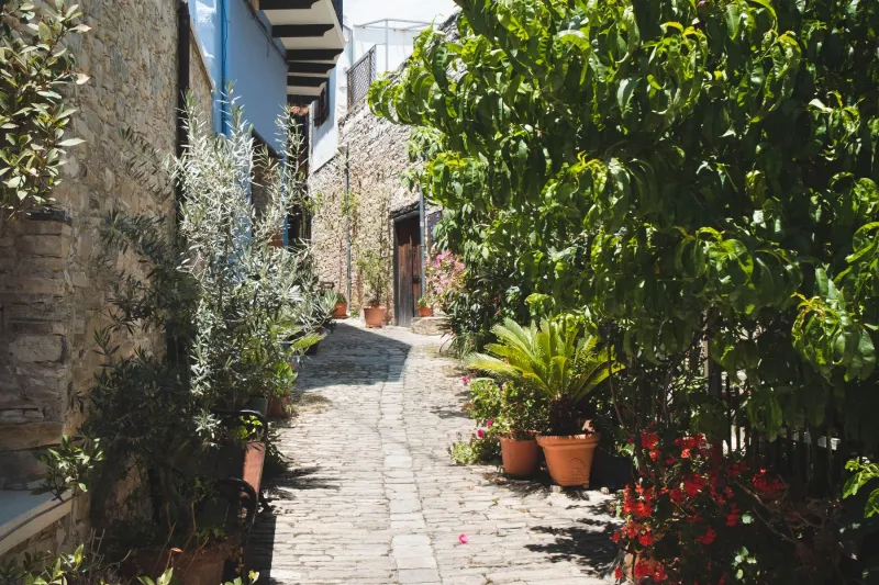 Enge Dorfstraße in Pano Lefkara, Alltag nach der Einreise