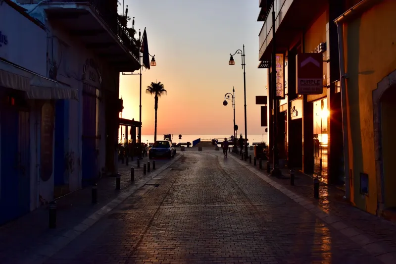 Leere Straße in Larnaka am frühen Morgen, Meer im Hintergrund