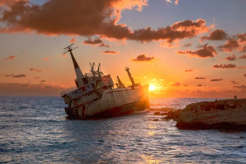Gestrandetes Schiff an der Küste bei Paphos – Salz, Sonne, verwittertes Material