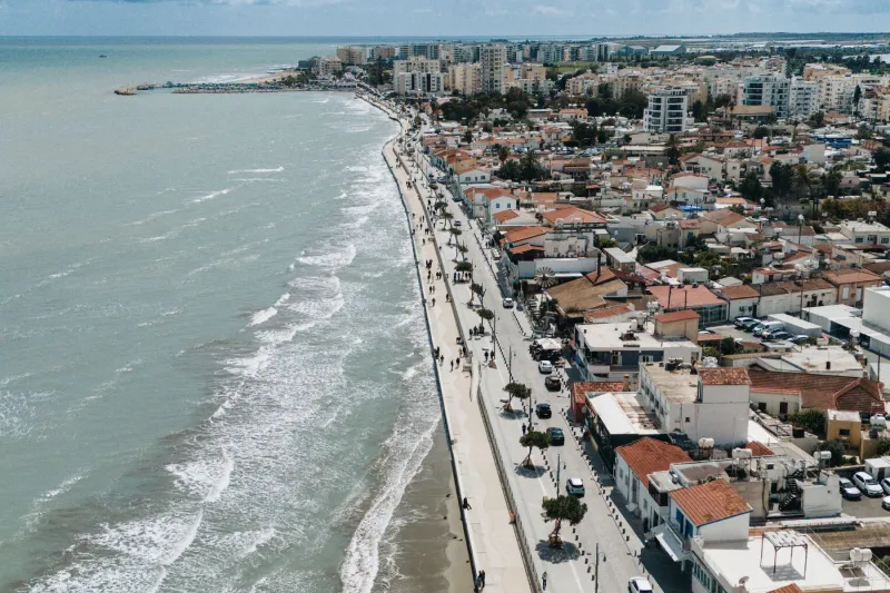 Luftaufnahme der Strandpromenade von Larnaka, Ankunftsstadt über den Flughafen
