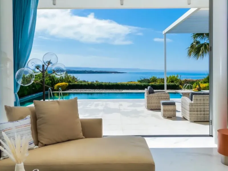 Helles Wohnzimmer mit Blick auf das Meer
