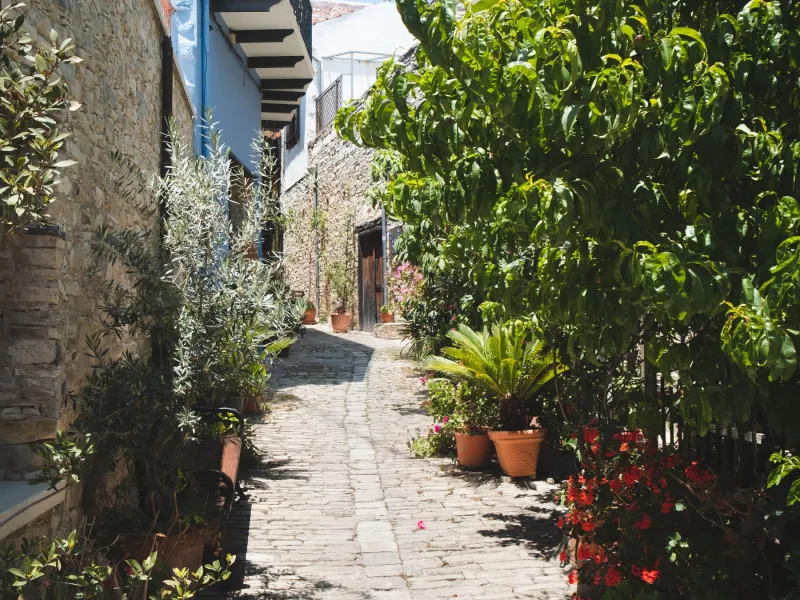 Enge Dorfstraße in Pano Lefkara, Alltag nach der Einreise