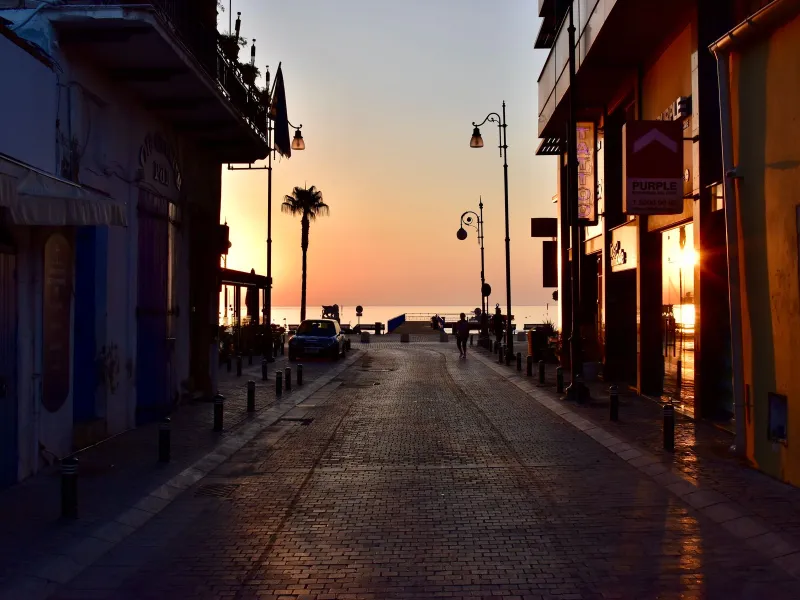 Leere Straße in Larnaka am frühen Morgen, Meer im Hintergrund